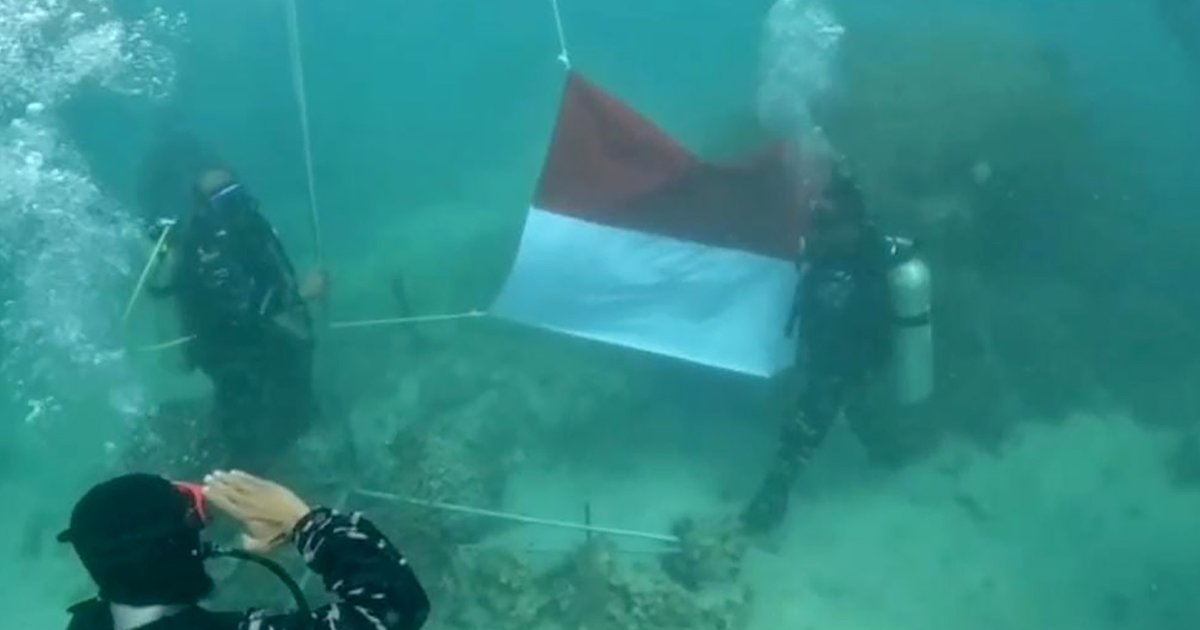 Upacara 17 Agustus 2025: TNI AL Kibarkan Bendera dari Dasar Laut Pulau Sangiang